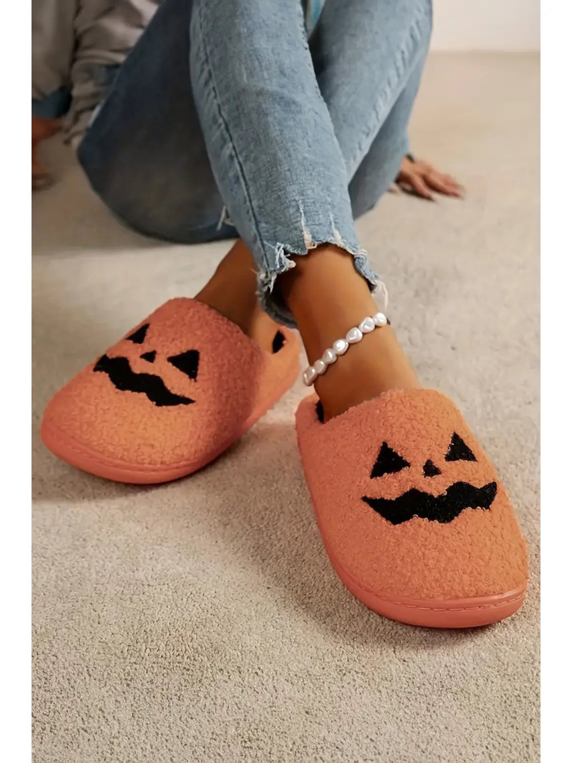 Halloween Pumpkin Face Graphic Plush Slippers